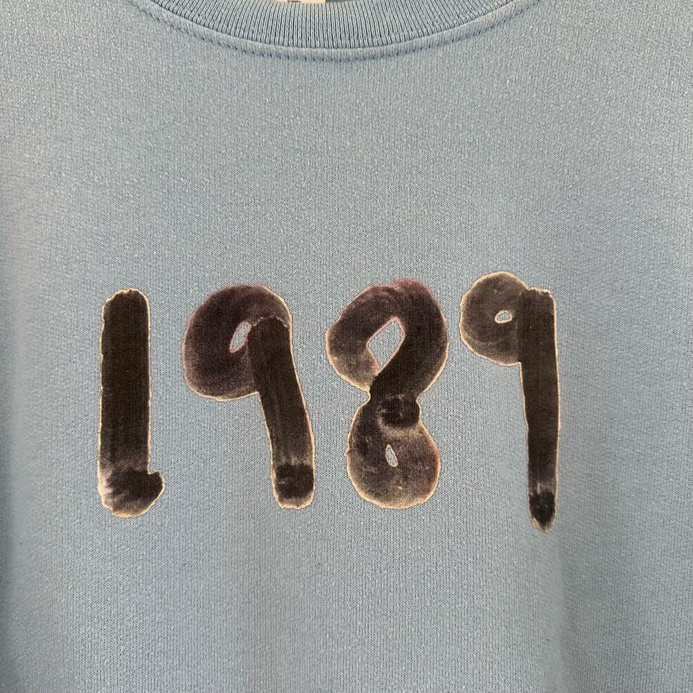 T. Swift Baby Light Blue 1989 Pullover Crewneck Sweater Bootleg Size Medium - Picture 5 of 6